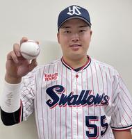 　記念球を手に「５３号本塁打のボールは、野村克也さんに差し上げたい」と語った村上（球団提供）