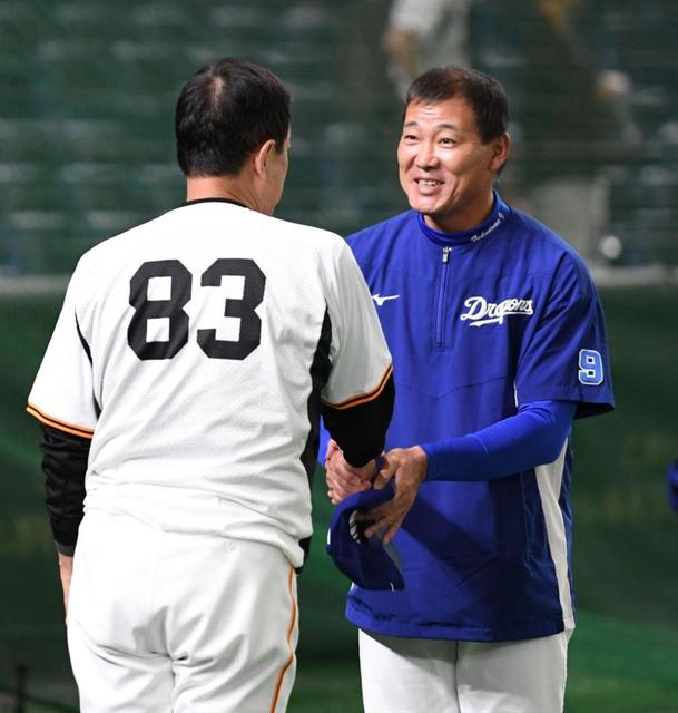 引退発表の中日・福留が巨人・原監督にあいさつ　０９年ＷＢＣのＶ戦士　握手交わし話し込む