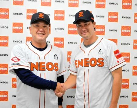 　オンラインで入団会見を行った田沢（右）と大久保監督（ＥＮＥＯＳ提供）