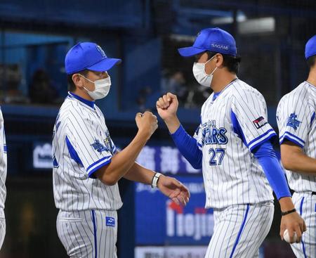 　試合後、タッチを交わす三浦監督。右は上茶谷（撮影・堀内翔）