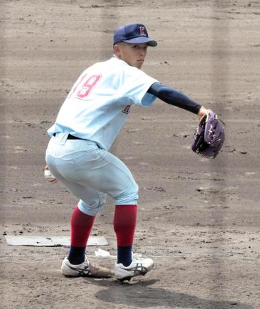 　力強い投球を見せた近大・大石