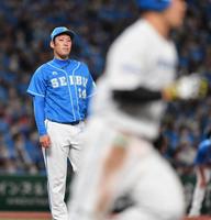 　１０回、近藤に勝ち越し弾を浴びる増田（撮影・中島達哉）