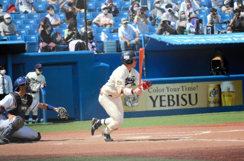 　同点となる中前適時打を放つ明大・村松