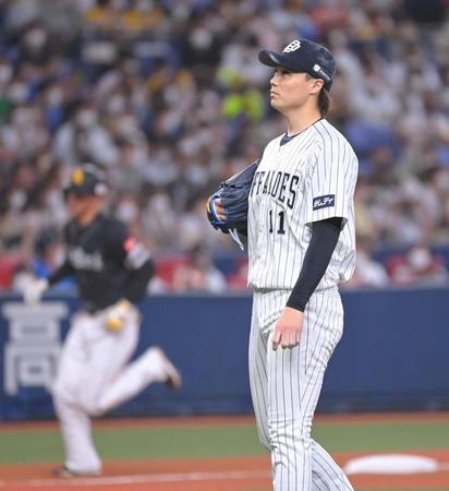 　３回、三森（左）にソロを浴びる山崎福（撮影・高部洋祐）