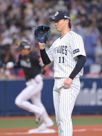 　１回、柳田（奥）に先制３ランを浴びた・山崎福（撮影・高部洋祐）