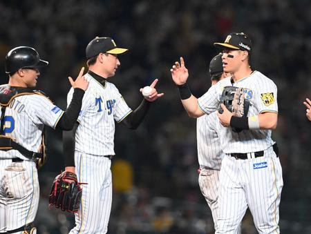 　中日に勝利し喜ぶ佐藤輝ら阪神ナイン（撮影・山口登）