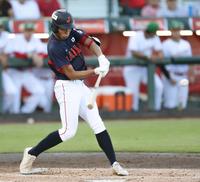 　１回、２点適時打を放つ伊藤