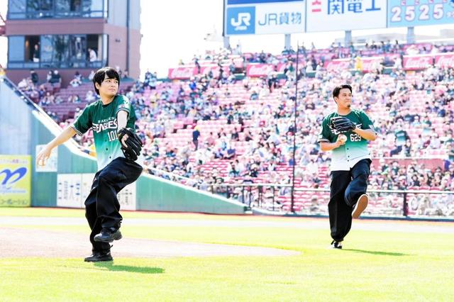 楽天　呪術廻戦声優の榎木淳弥と木村昴が始球式　榎木は無念のバウンド、木村はノーバン「上出来！」