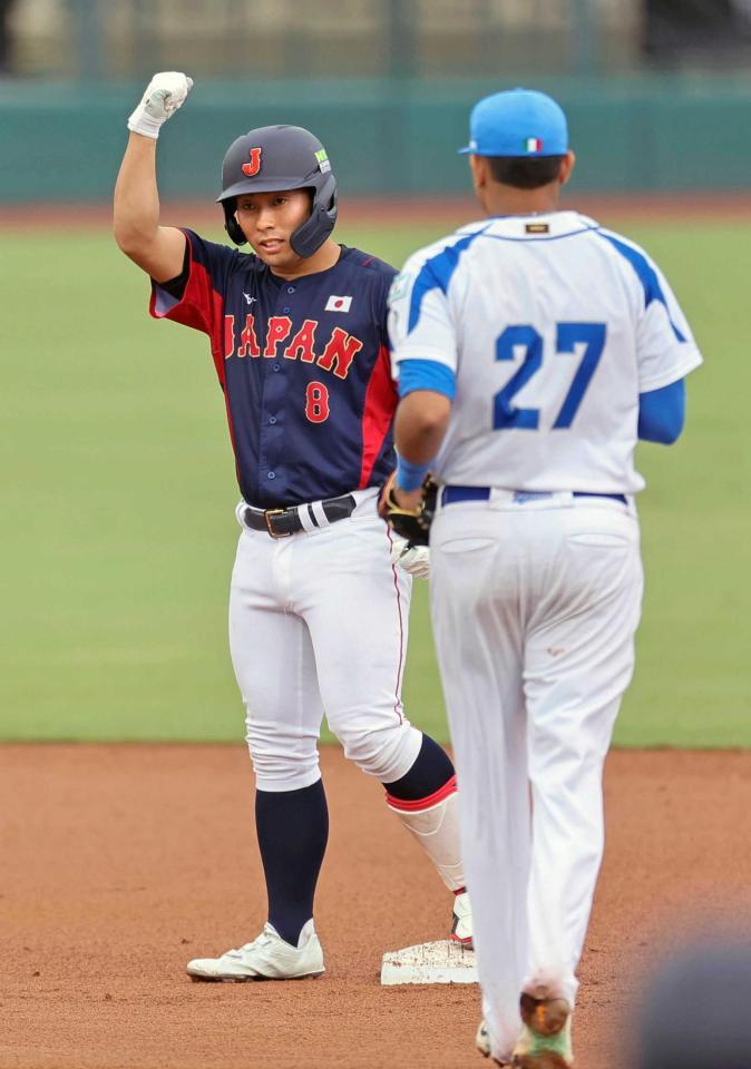 　１回、二塁打を放ち、ガッツポーズする高校日本代表の浅野（共同）