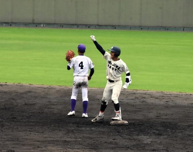 　９回決勝打を放ち二塁上でガッツポーズする宇和島東・山本遥駒