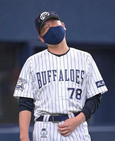 　８回終了後に選手交代を告げ、悔しそうな表情を見せる中嶋監督（撮影・高部洋祐）