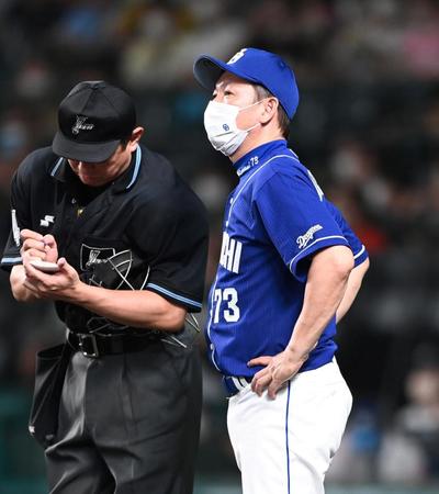 　選手交代を告げる立浪監督（撮影・飯室逸平）