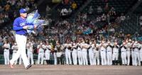 阪神ナインにも見送られグラウンドを後にする中日・福留孝介＝甲子園（撮影・飯室逸平）