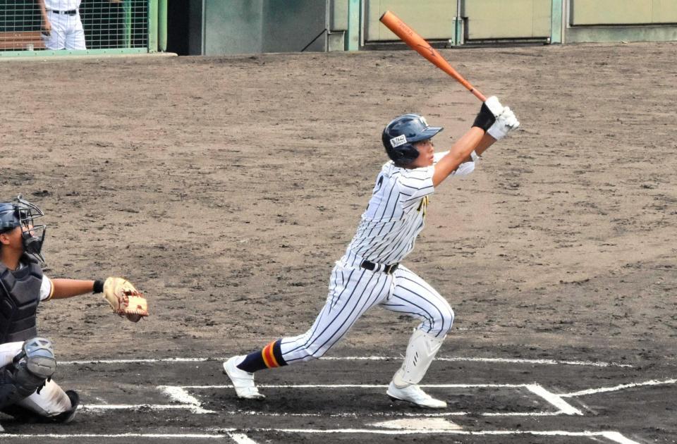 　初回、先制の犠飛を放つ帝京五・秋元来祈