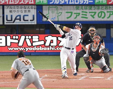 　４回、巨人・菅野（手前）から右越えソロを放つ村上（撮影・伊藤笙子）