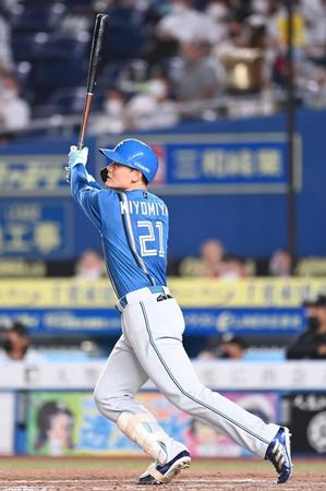 　４回、勝ち越し２ランを放つ清宮（撮影・高石航平）