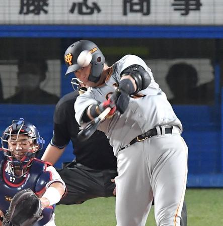 　５回、左越え３ランを放つ中田（撮影・伊藤笙子）