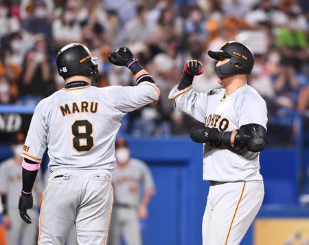 　５回、左越え３ランを放ち丸（左）とタッチする中田（撮影・園田高夫）