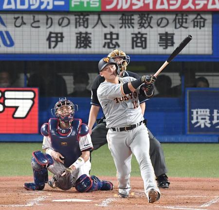 　５回、左越え３ランを放つ中田（撮影・伊藤笙子）