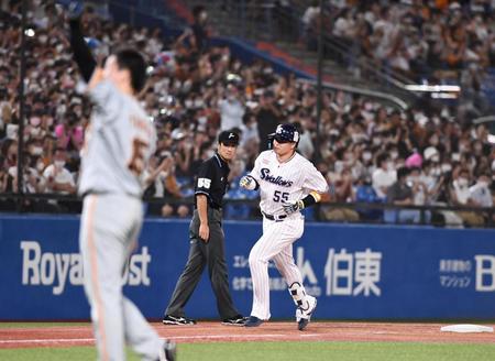 　９回、大勢（左）から左越え３ランを放ち５５号を達成した村上（撮影・園田高夫）