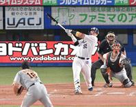　４回、巨人・菅野（手前）から右越えソロを放つ村上（撮影・伊藤笙子）