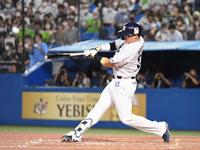 　４回、村上は右越えに５４号を放つ（撮影・佐藤厚）