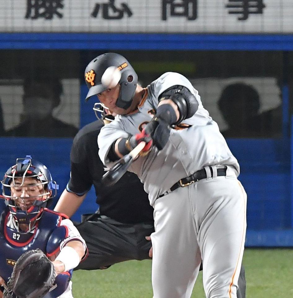 　５回、左越え３ランを放つ中田（撮影・伊藤笙子）