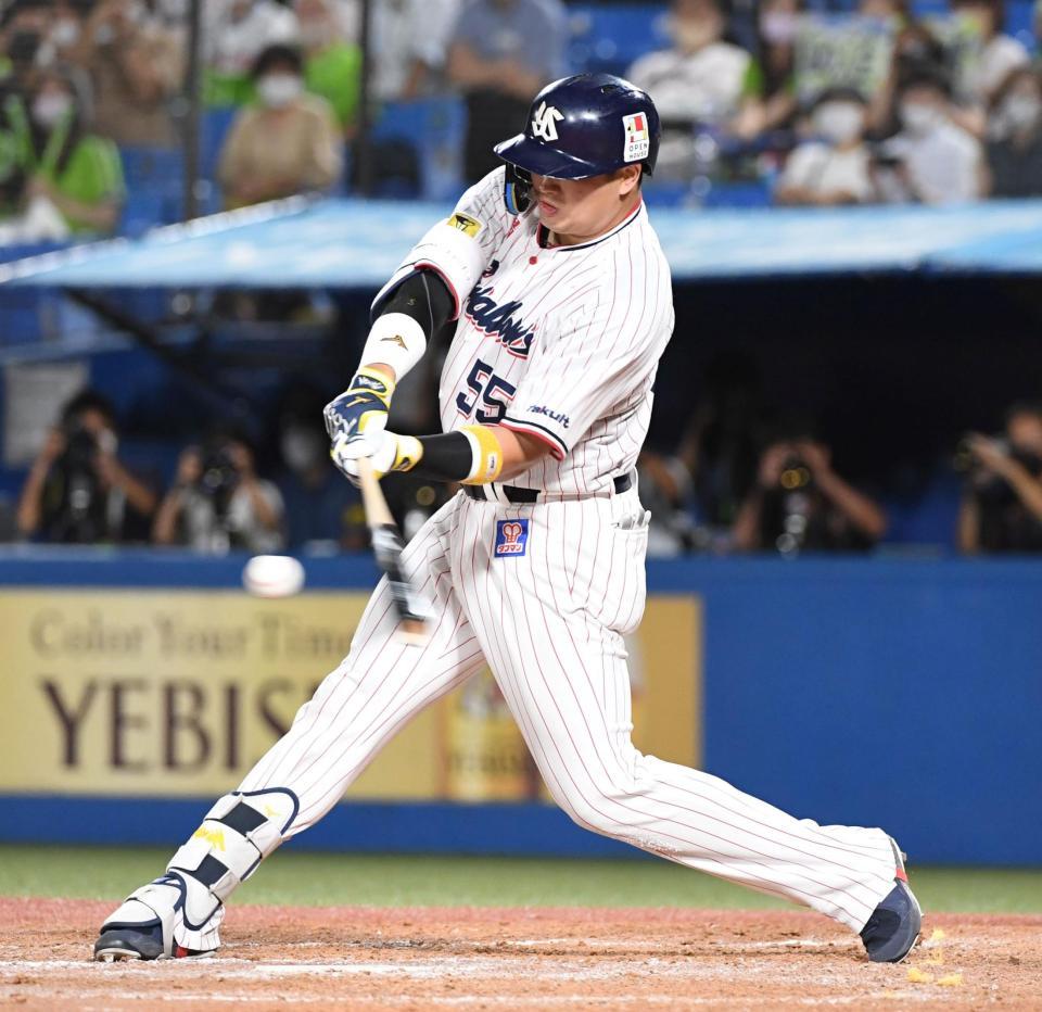 　９回、村上は左越えに５５号３ランを放つ（撮影・佐藤厚）
