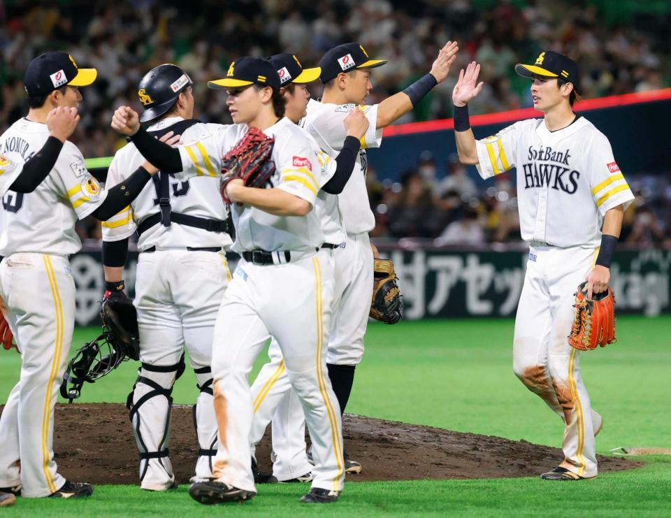 　西武に勝利しタッチを交わす周東（右端）らソフトバンクナイン