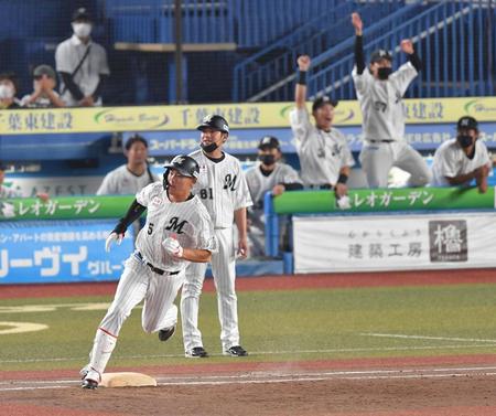 　５回、ライトへ２点適時二塁打を放ち、二塁へ向かう安田（左）＝撮影・伊藤笙子