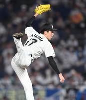 　力投する佐々木朗（撮影・開出牧）