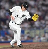 　５回、清宮の痛烈な打球を好捕し投ゴロに打ち取る佐々木朗（撮影・開出牧）