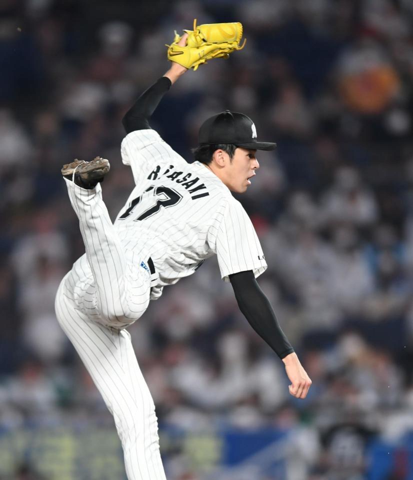 　力投する佐々木朗（撮影・開出牧）