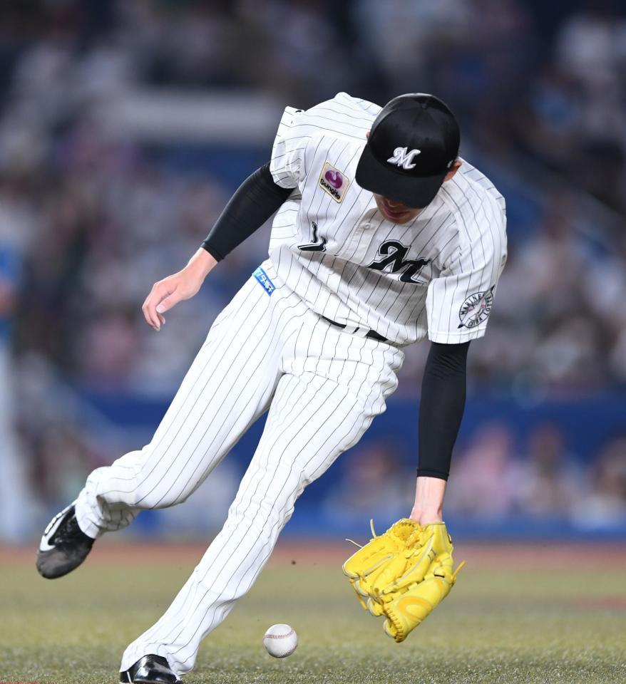 　４回、上川畑の一塁線のゴロをファンブルする佐々木朗（撮影・開出牧）