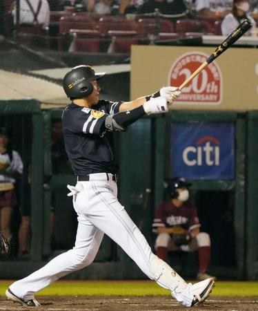 　３回、柳田が左越えに２ランを放つ