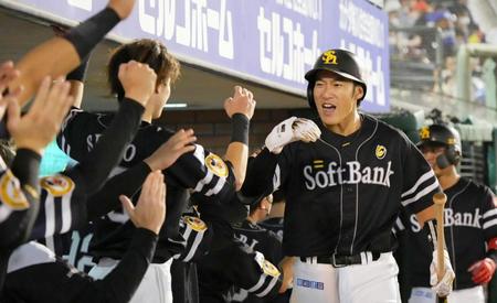 　３回、２ランを放ち、ベンチで迎えられる柳田