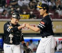 　５回の投球を終え、捕手の甲斐と笑顔でタッチを交わす和田