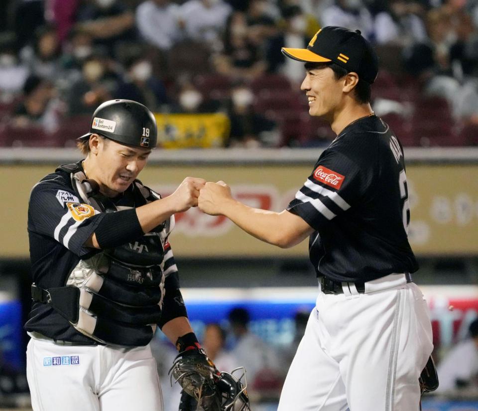 　５回の投球を終え、捕手の甲斐と笑顔でタッチを交わす和田