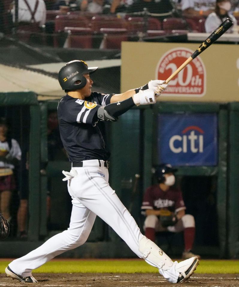 　３回、柳田が左越えに２ランを放つ