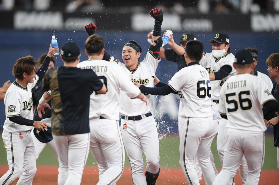 　試合に勝利し、喜ぶ若月（中央）らオリックスナイン（撮影・石井剣太郎）