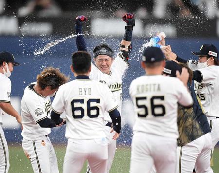 サヨナラ打の若月（中央）に手荒い祝福をするオリックスナイン