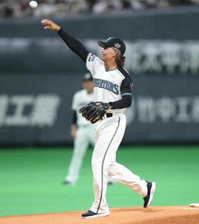 　ファイターズレジェンドメモリアルピッチセレモニーで投球するヒルマン元監督（撮影・中島達哉）