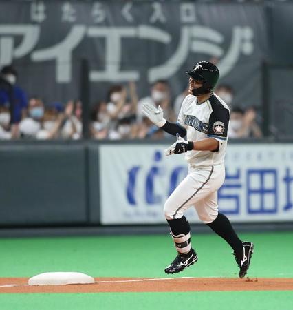 　６回、ソロ本塁打を放ち、手をたたきながら三塁ベースをまわる今川（撮影・中島達哉）
