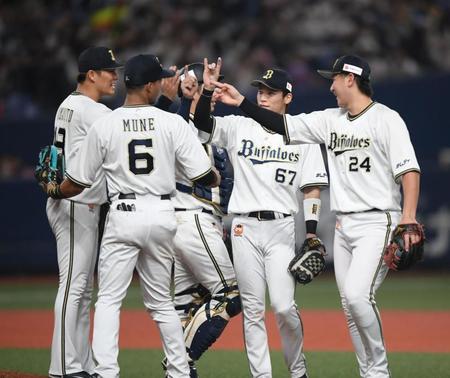 　試合に勝利し喜ぶオリックスナイン（撮影・石井剣太郎）