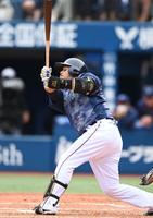 　１回、通算１０００安打目となる適時打を放つ宮崎（撮影・高石航平）