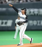 　ファイターズレジェンドメモリアルピッチセレモニーで投球するヒルマン元監督（撮影・中島達哉）
