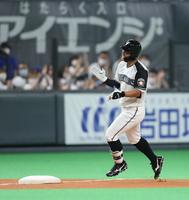 　６回、ソロ本塁打を放ち、手をたたきながら三塁ベースをまわる今川（撮影・中島達哉）