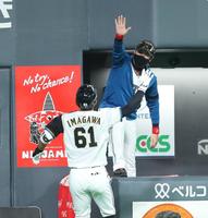 　６回、ソロ本塁打を放った今川（左）をベンチでハイタッチで迎える新庄ビッグボス（撮影・中島達哉）