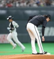 　２回、清宮（奥）に先制ソロ本塁打を浴びる二木（撮影・中島達哉）