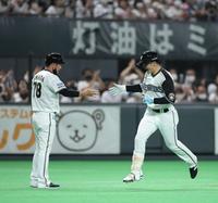 　２回、先制ソロ本塁打を放ち、笑顔でダイヤモンドをまわる清宮（右）＝撮影・中島達哉